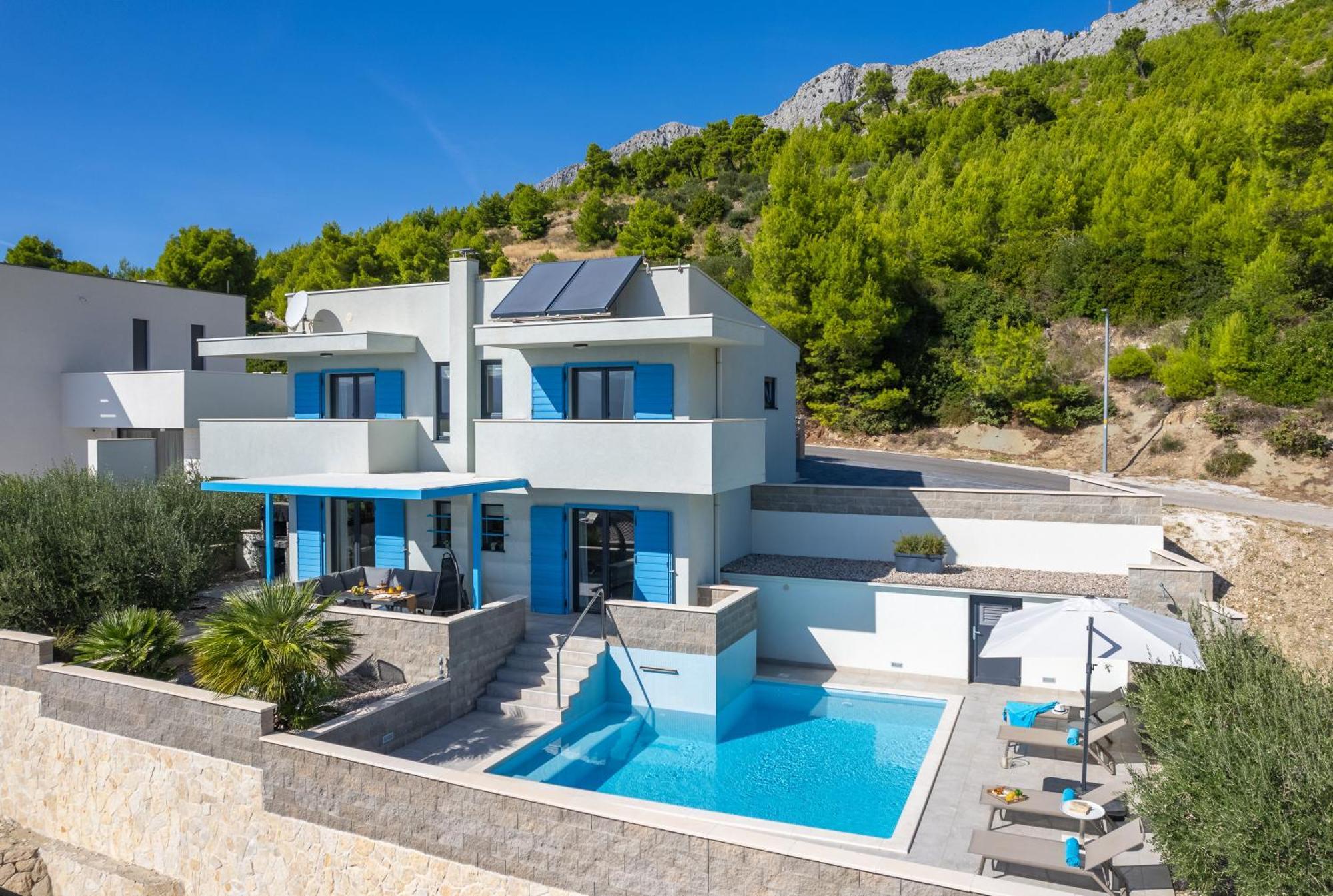Villa Allegra With 32msq Heated Pool, 300m Far From Sandy Beaches, Open Sea View Omis