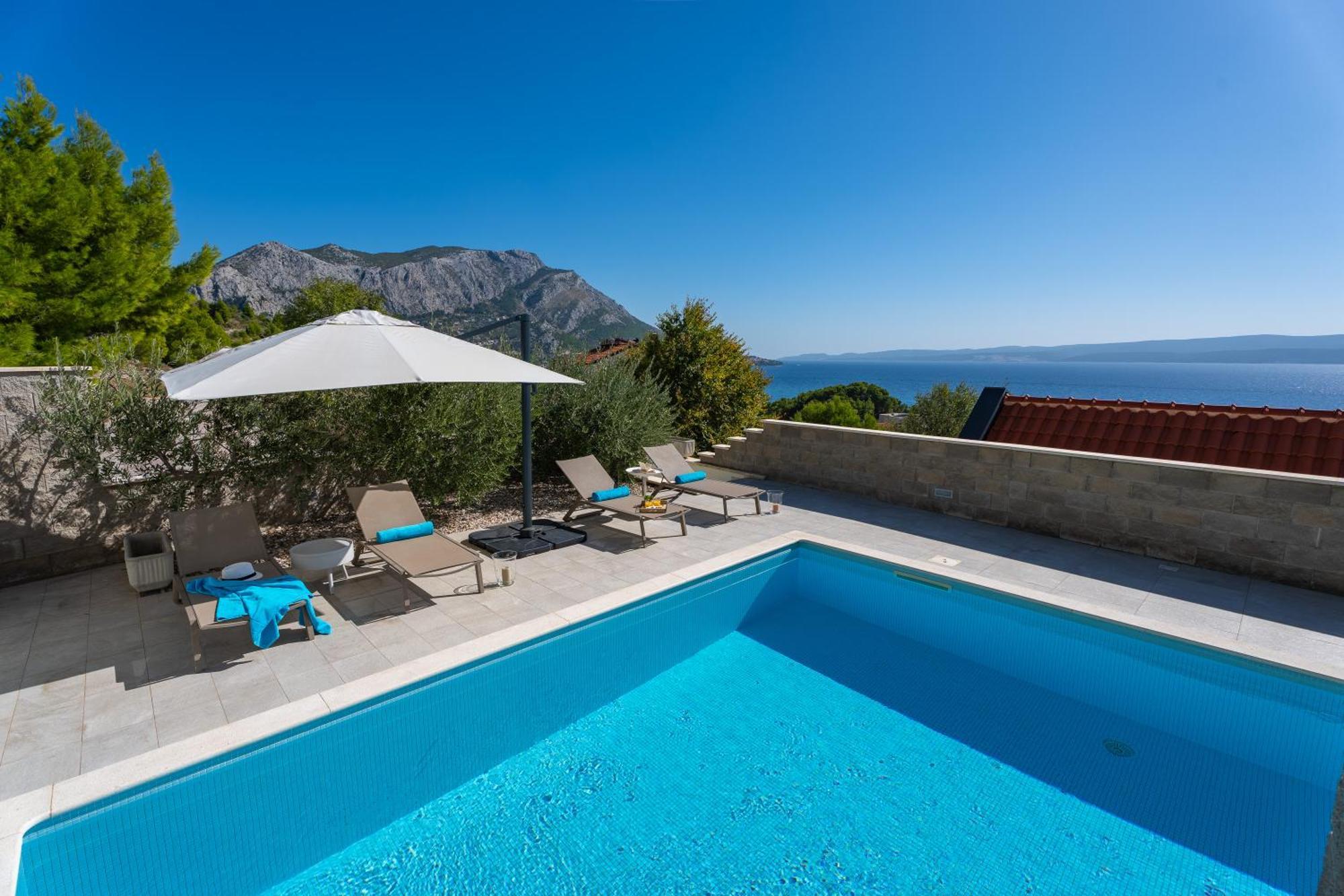 Villa Allegra With 32msq Heated Pool, 300m Far From Sandy Beaches, Open Sea View Omis
